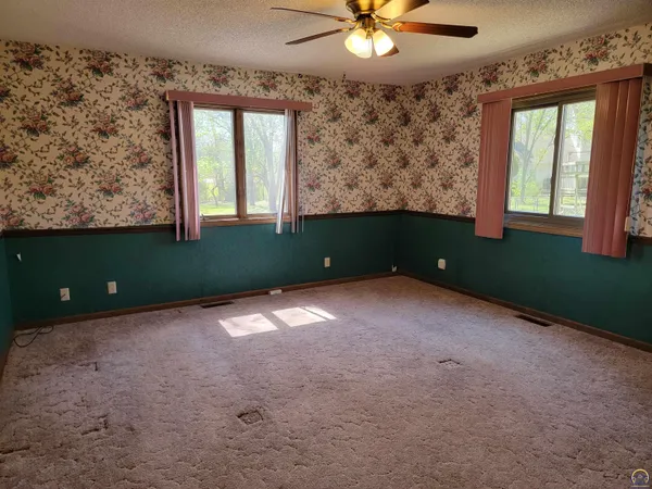 $283,500 | 2520 Willow Lane, Emporia, KS 66801