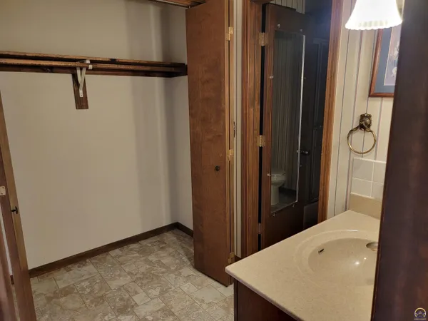 $283,500 | 2520 Willow Lane, Emporia, KS 66801