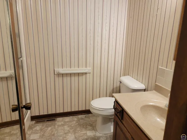 $283,500 | 2520 Willow Lane, Emporia, KS 66801