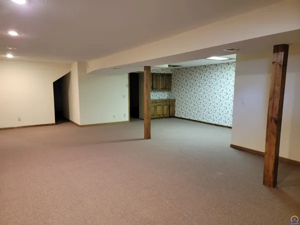 $283,500 | 2520 Willow Lane, Emporia, KS 66801