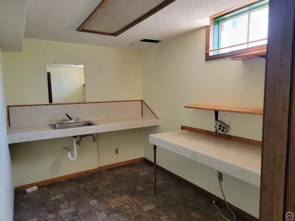 $283,500 | 2520 Willow Lane, Emporia, KS 66801