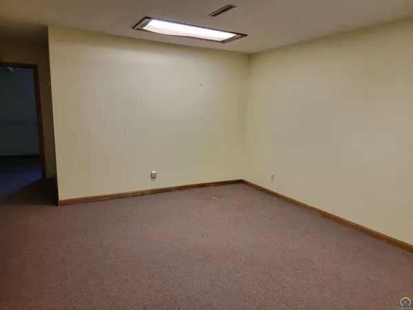 $283,500 | 2520 Willow Lane, Emporia, KS 66801