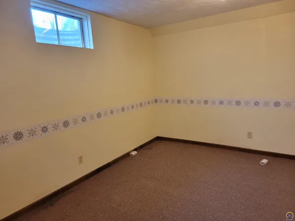 $283,500 | 2520 Willow Lane, Emporia, KS 66801