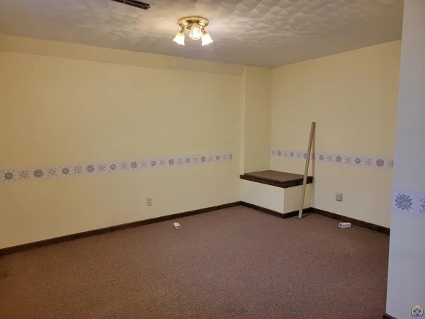 $283,500 | 2520 Willow Lane, Emporia, KS 66801