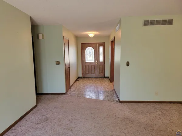 $283,500 | 2520 Willow Lane, Emporia, KS 66801