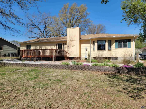 $283,500 | 2520 Willow Lane, Emporia, KS 66801