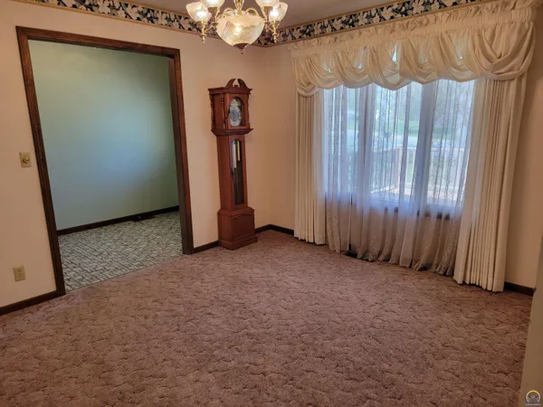 $283,500 | 2520 Willow Lane, Emporia, KS 66801