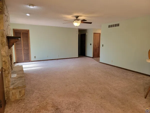 $283,500 | 2520 Willow Lane, Emporia, KS 66801