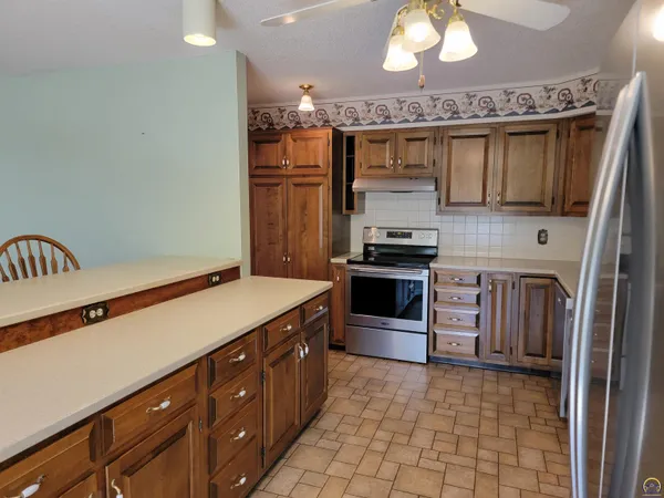 $283,500 | 2520 Willow Lane, Emporia, KS 66801