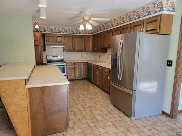 $283,500 | 2520 Willow Lane, Emporia, KS 66801