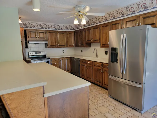 $283,500 | 2520 Willow Lane, Emporia, KS 66801