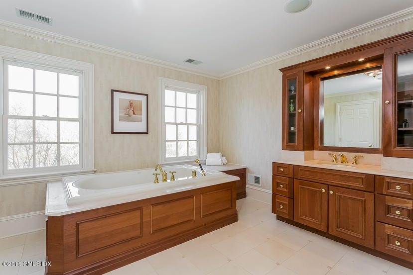 17 Chieftans Road Greenwich, CT 06831 - Photo 16 of 31 041-Master_Bathroom-2611899-small