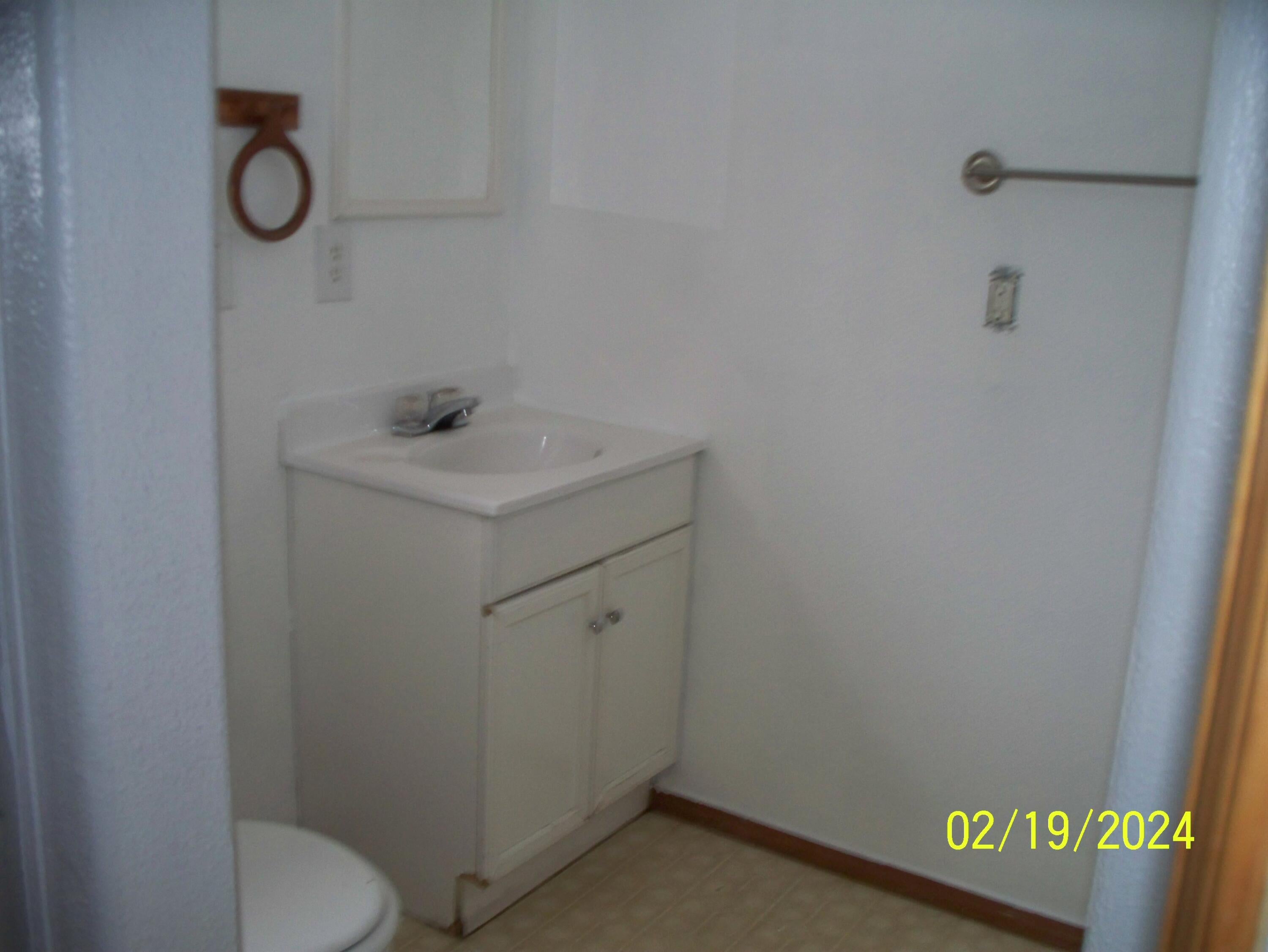 16237 Dyke Road La Pine, OR 97739 - Photo 18 of 33 Main bath/laundry area