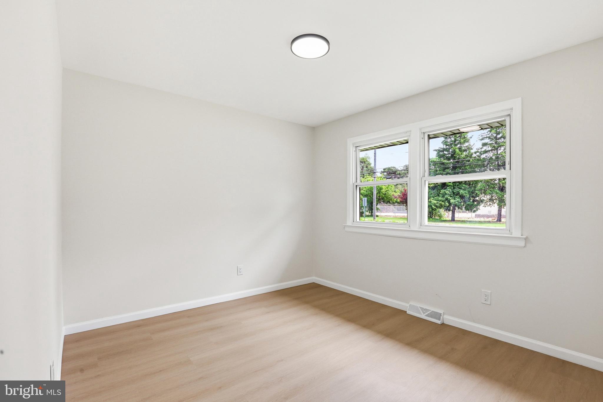 710 East Gibbsboro Road Lindenwold, NJ 08021 - Photo 14 of 21 an empty room with a window