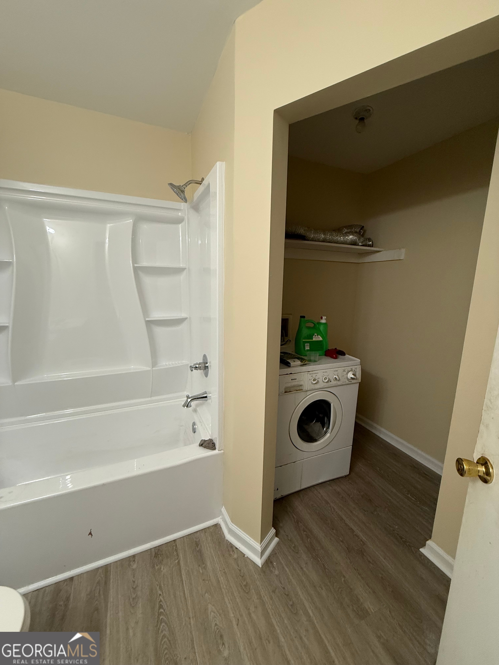 212 Dunmurry Place Warner Robins, GA 31093 - Photo 18 of 21 a bathroom with a bathtub