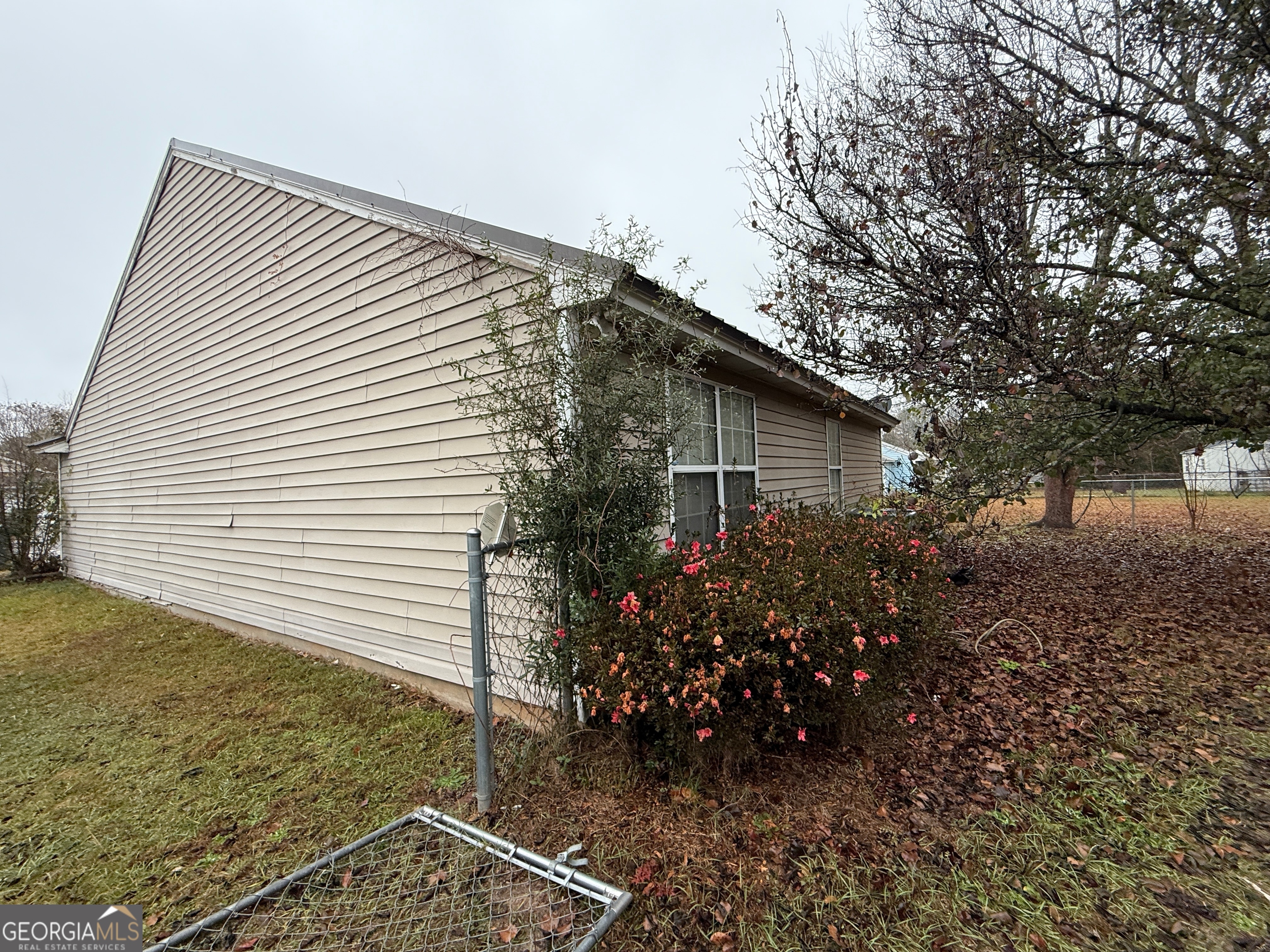 212 Dunmurry Place Warner Robins, GA 31093 - Photo 8 of 21 a view of a house with backyard and garden
