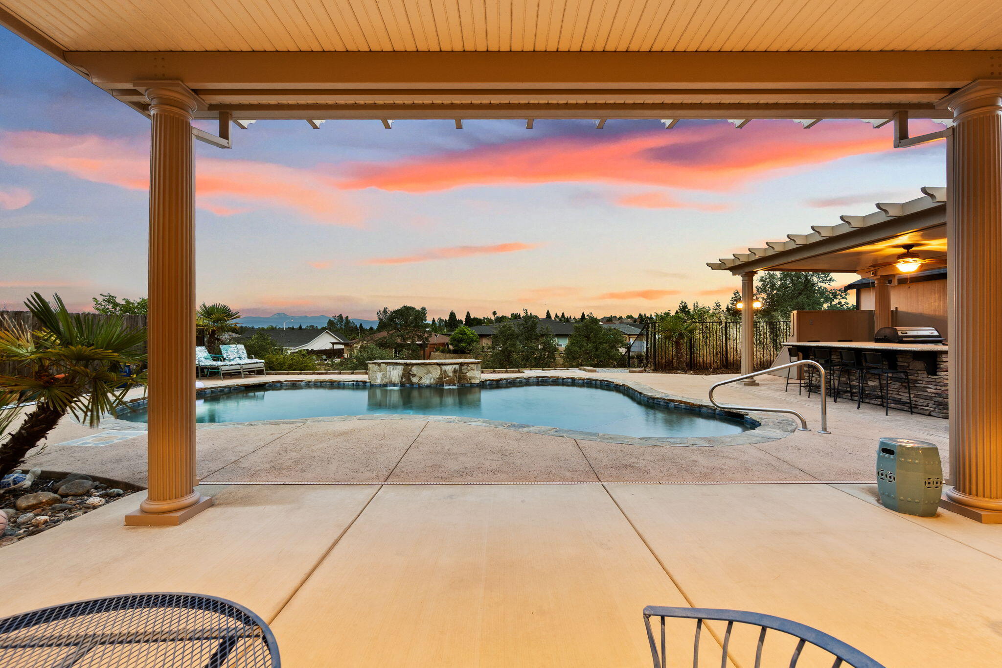 372 Stinson Loop Redding, CA 96003 - Photo 44 of 79 Patio