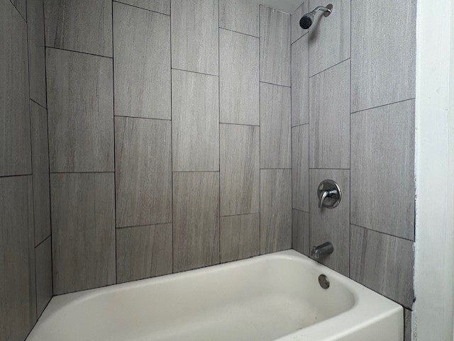 6542 South Carpenter Street Chicago, IL 60621 - Photo 8 of 17 a bathroom with a bathtub