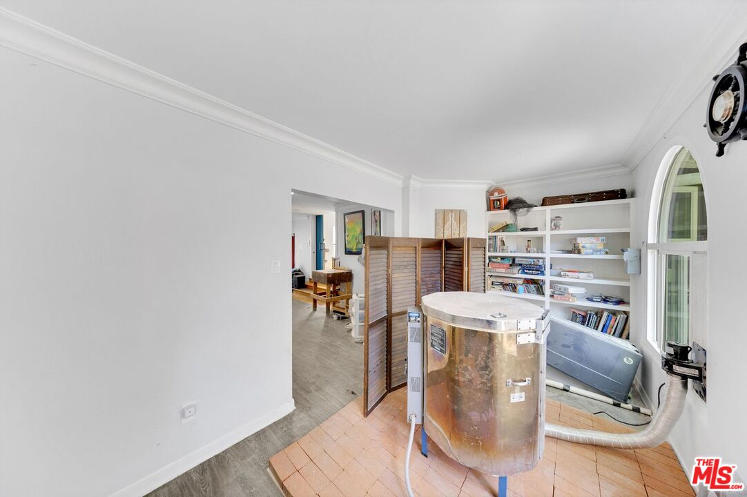 8600 La Tuna Canyon Road Sun Valley, CA 91352 - Photo 27 of 60 a room with furniture a washer and dryer