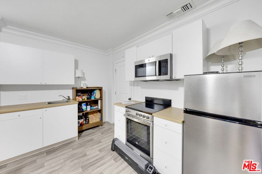 8600 La Tuna Canyon Road Sun Valley, CA 91352 - Photo 33 of 60 a kitchen with a refrigerator stove and microwave