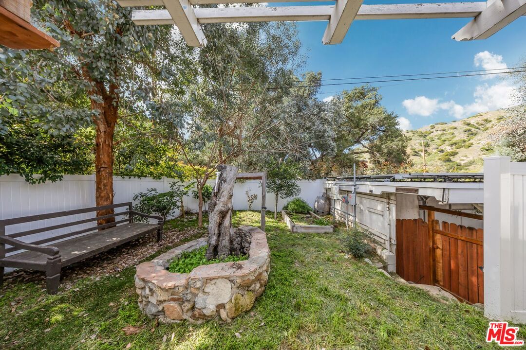 8600 La Tuna Canyon Road Sun Valley, CA 91352 - Photo 48 of 60 a view of a backyard with sitting area