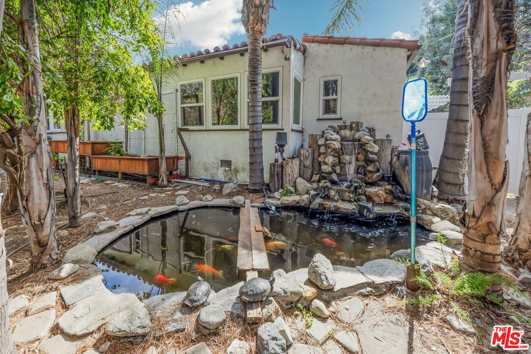 8600 La Tuna Canyon Road Sun Valley, CA 91352 - Photo 54 of 60 a view of a house with pool bath and sitting area