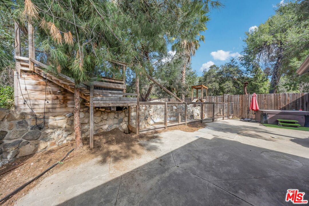 8600 La Tuna Canyon Road Sun Valley, CA 91352 - Photo 56 of 60 a view of street with wooden fence