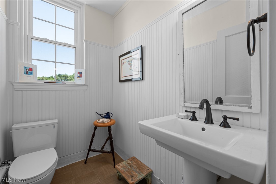 12546 Cedar Road, Unit 4 Cleveland Heights, OH 44106 - Photo 28 of 43 Half bathroom