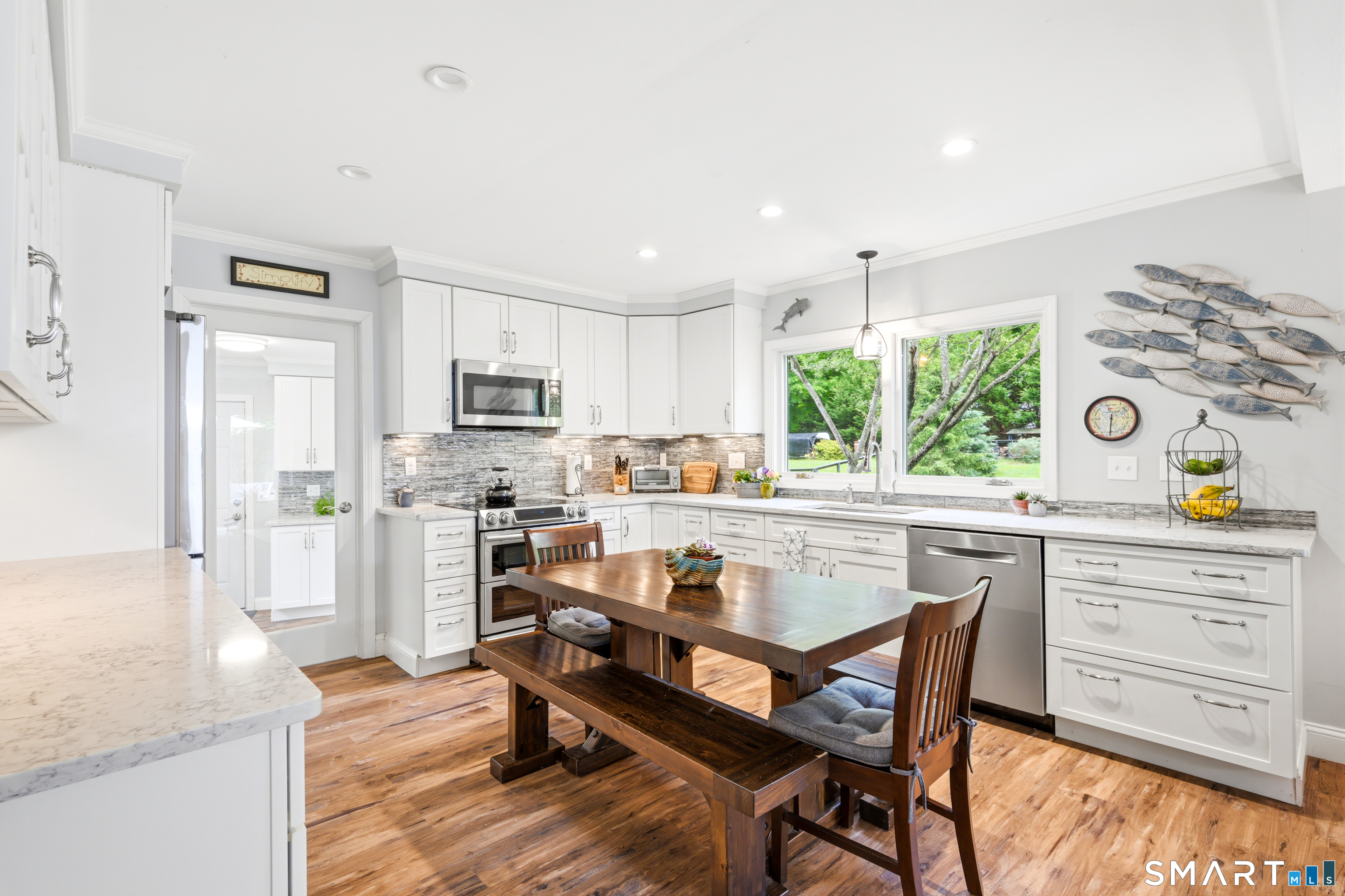 49 River Road Essex, CT 06426 - Photo 12 of 33 Light bright kitchen