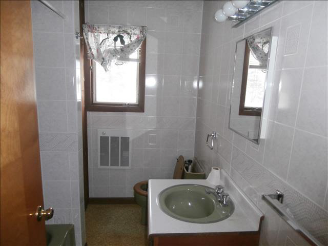 3944 East Dunbar Road Monroe, MI 48161 - Photo 6 of 7 BATH