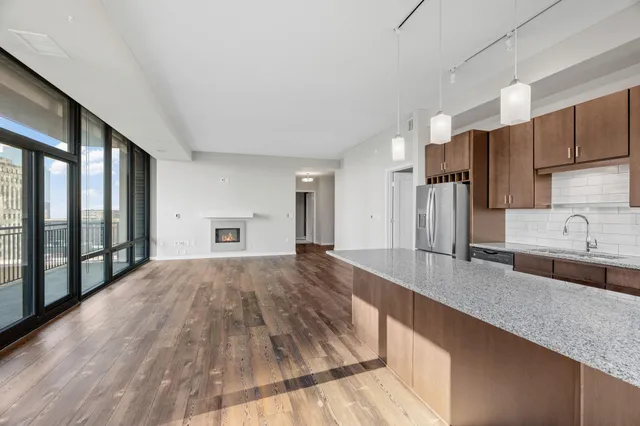$4,940 | 465 Nicollet Mall, Unit 2404, Minneapolis, MN 55401