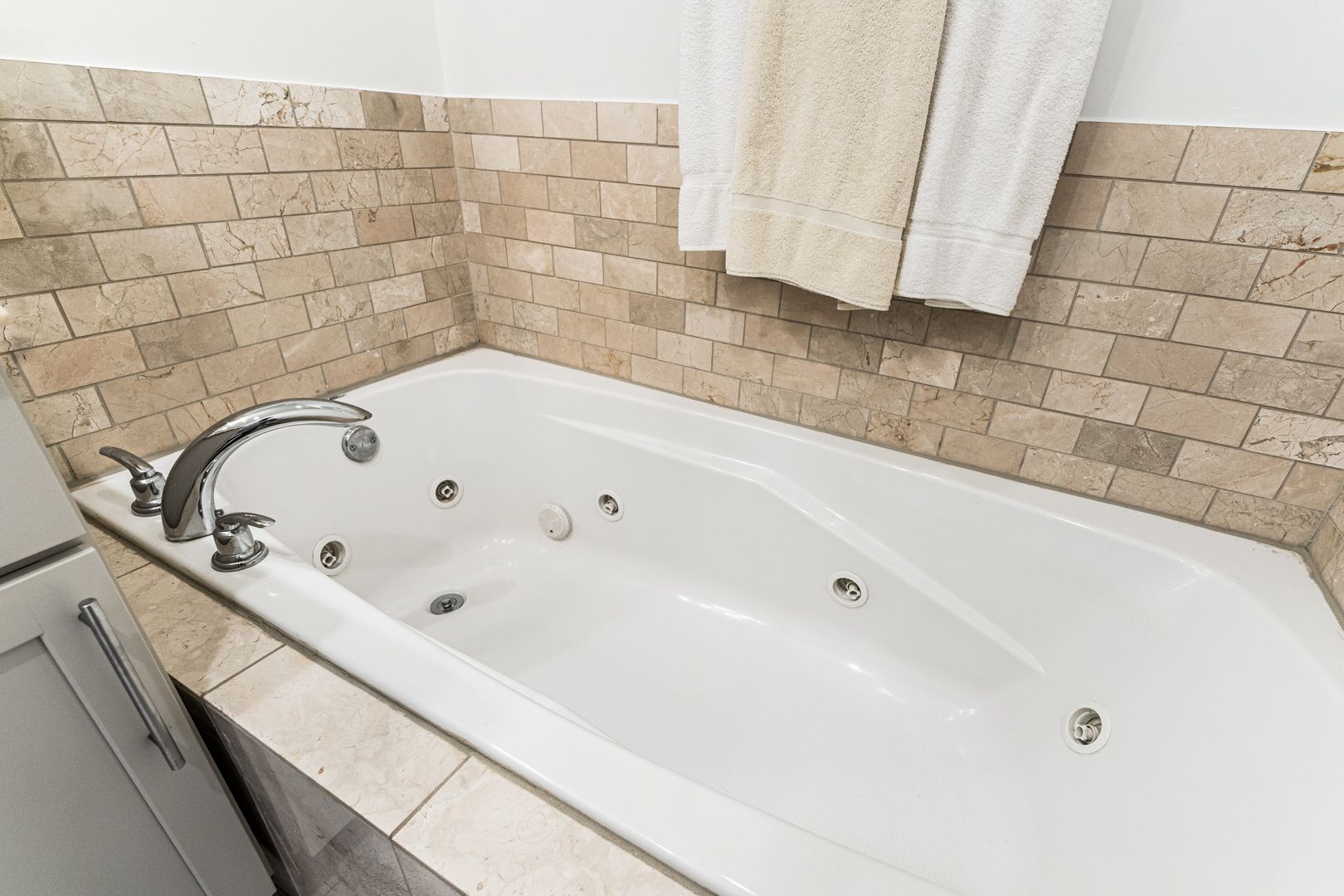 844 West Erie Street, Unit 1 Chicago, IL 60642 - Photo 20 of 37 a bathroom with a bathtub