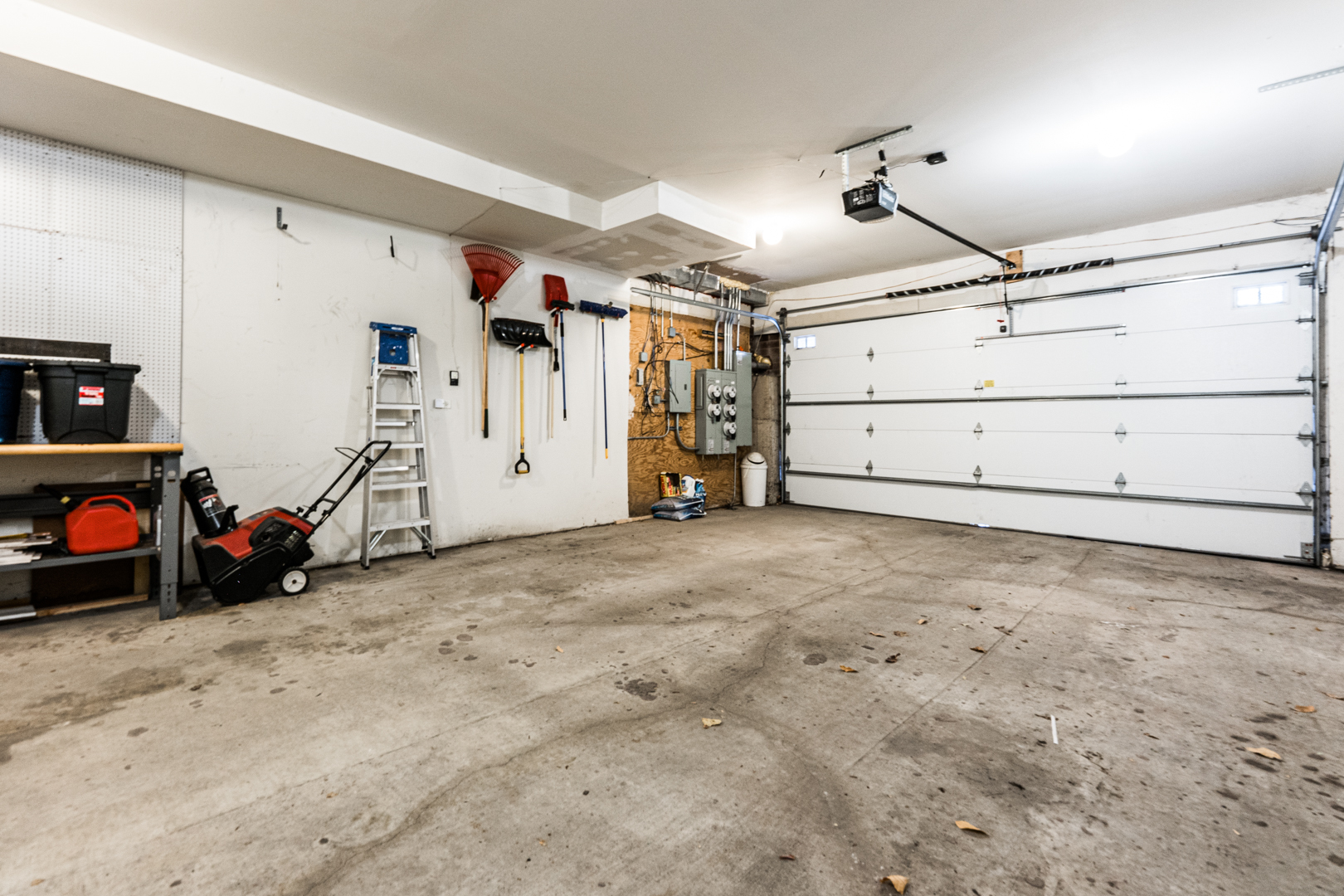 844 West Erie Street, Unit 1 Chicago, IL 60642 - Photo 34 of 37 a view of a garage