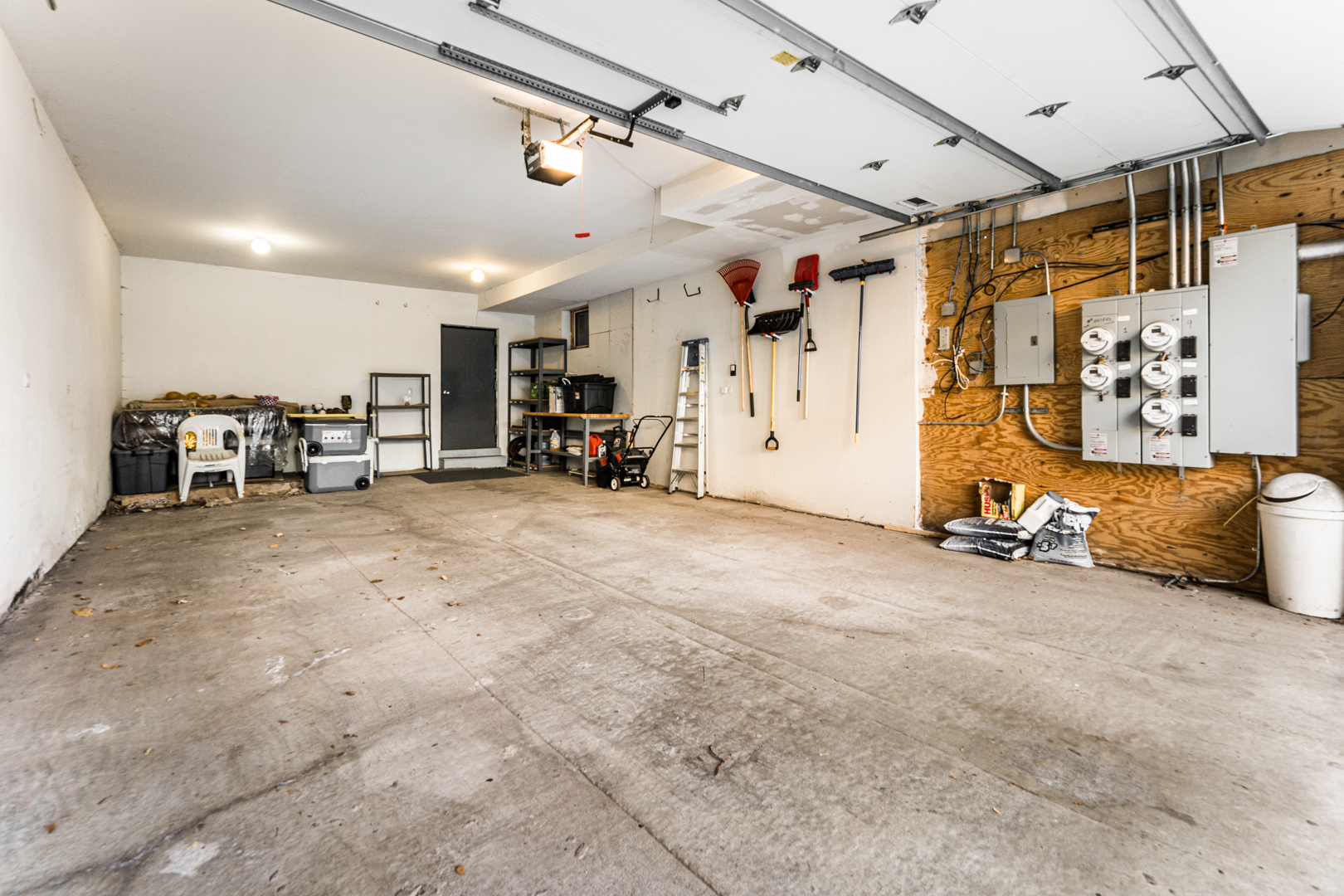 844 West Erie Street, Unit 1 Chicago, IL 60642 - Photo 35 of 37 a view of a room with gym equipment