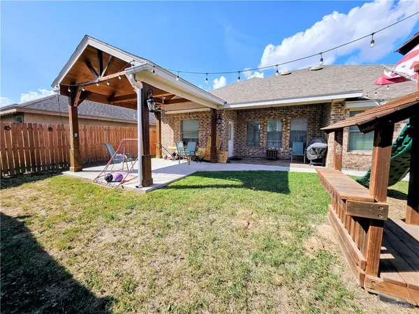 a view of a house with backyard and porch
