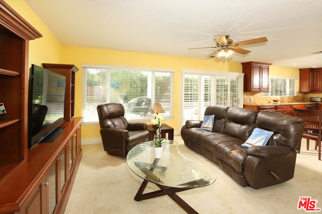 25802 Rana Drive Valencia, CA 91355 - Photo 12 of 32 Gallery Image 12