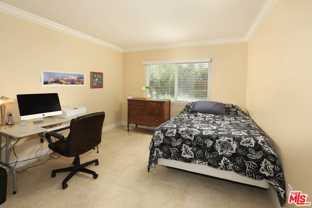 25802 Rana Drive Valencia, CA 91355 - Photo 13 of 32 Gallery Image 13