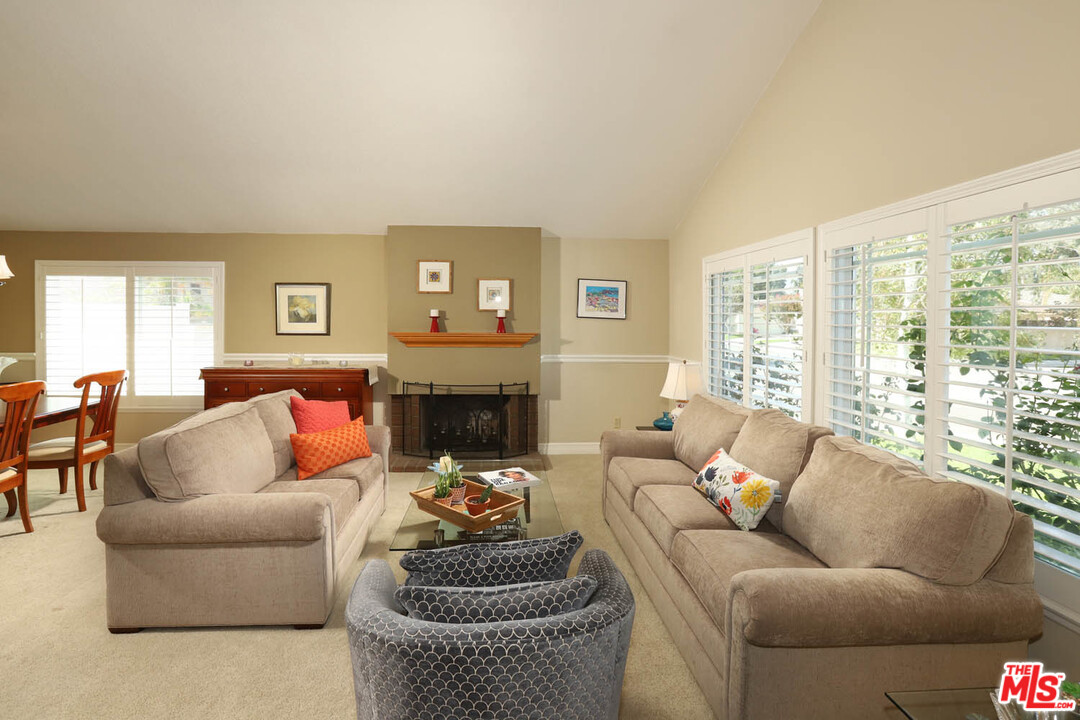 25802 Rana Drive Valencia, CA 91355 - Photo 4 of 32 Gallery Image 4