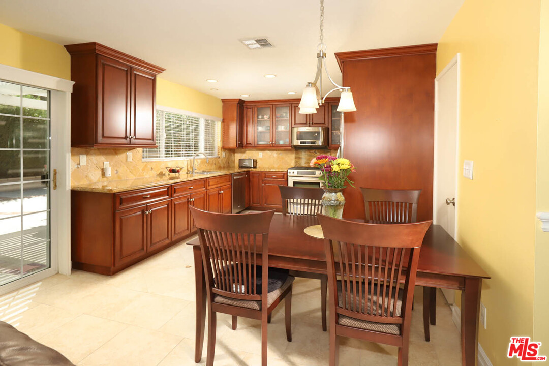 25802 Rana Drive Valencia, CA 91355 - Photo 7 of 32 Gallery Image 7