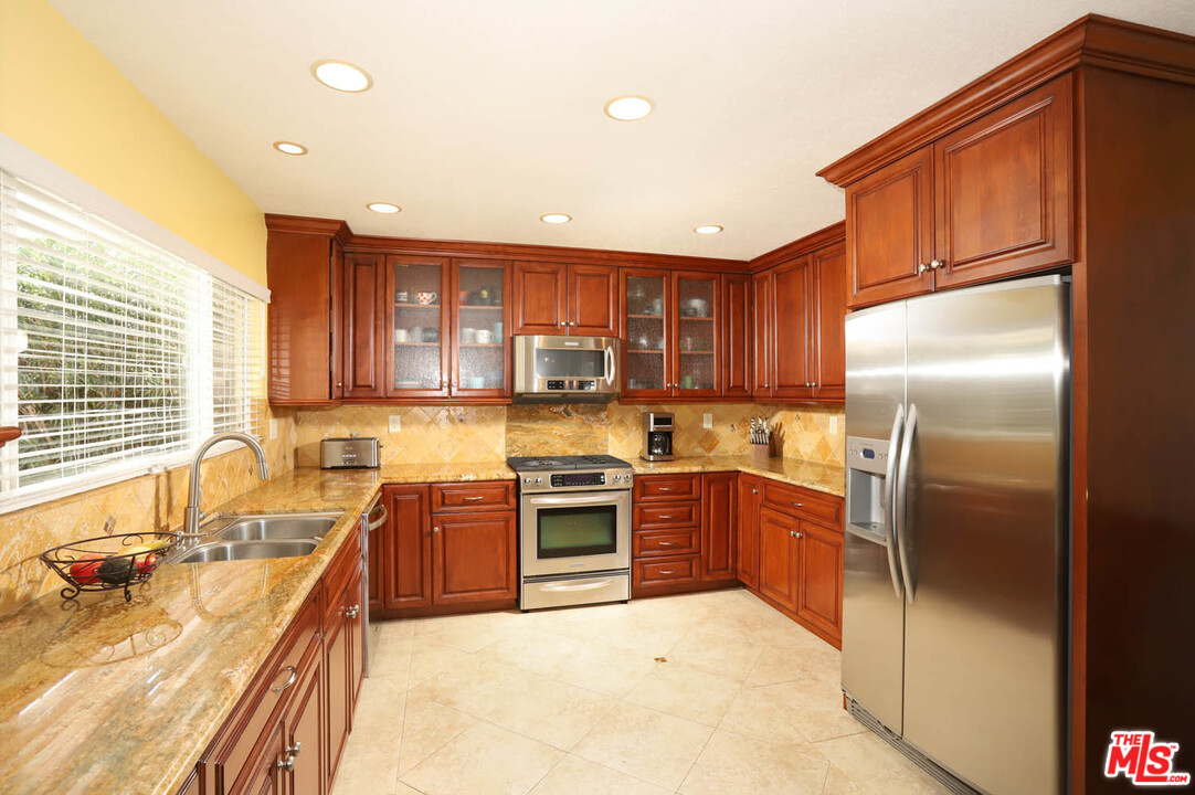 25802 Rana Drive Valencia, CA 91355 - Photo 8 of 32 Gallery Image 8