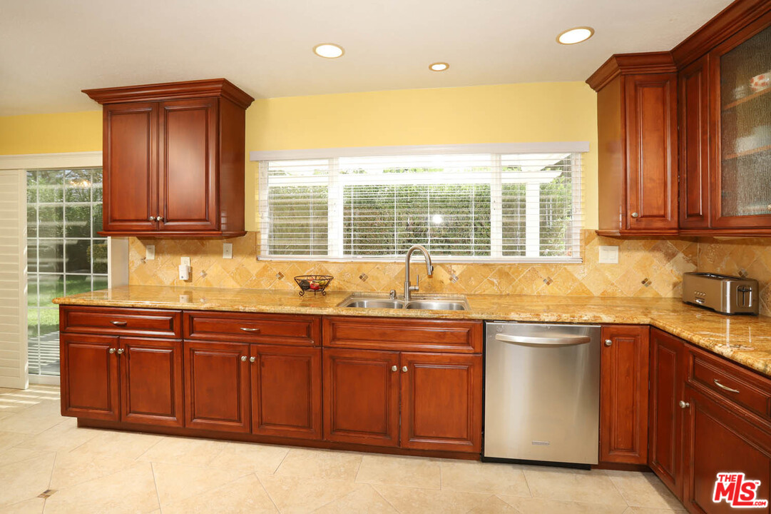 25802 Rana Drive Valencia, CA 91355 - Photo 9 of 32 Gallery Image 9