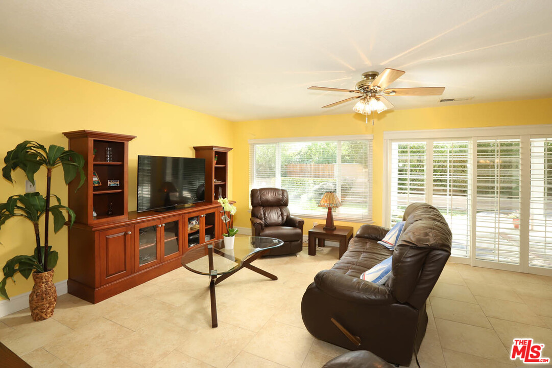 25802 Rana Drive Valencia, CA 91355 - Photo 10 of 32 Gallery Image 10