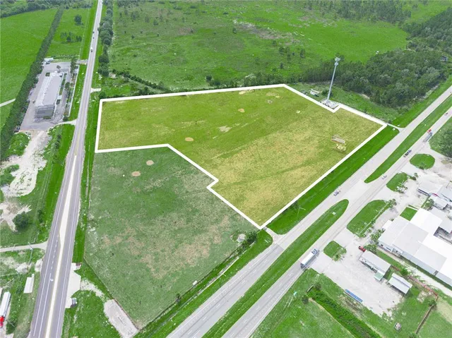 a view of a tennis court