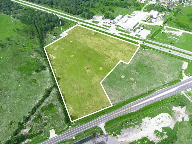 a view of a tennis court