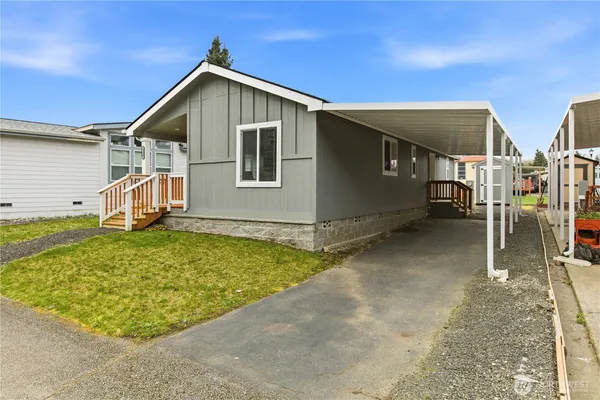 a view of a house with a yard