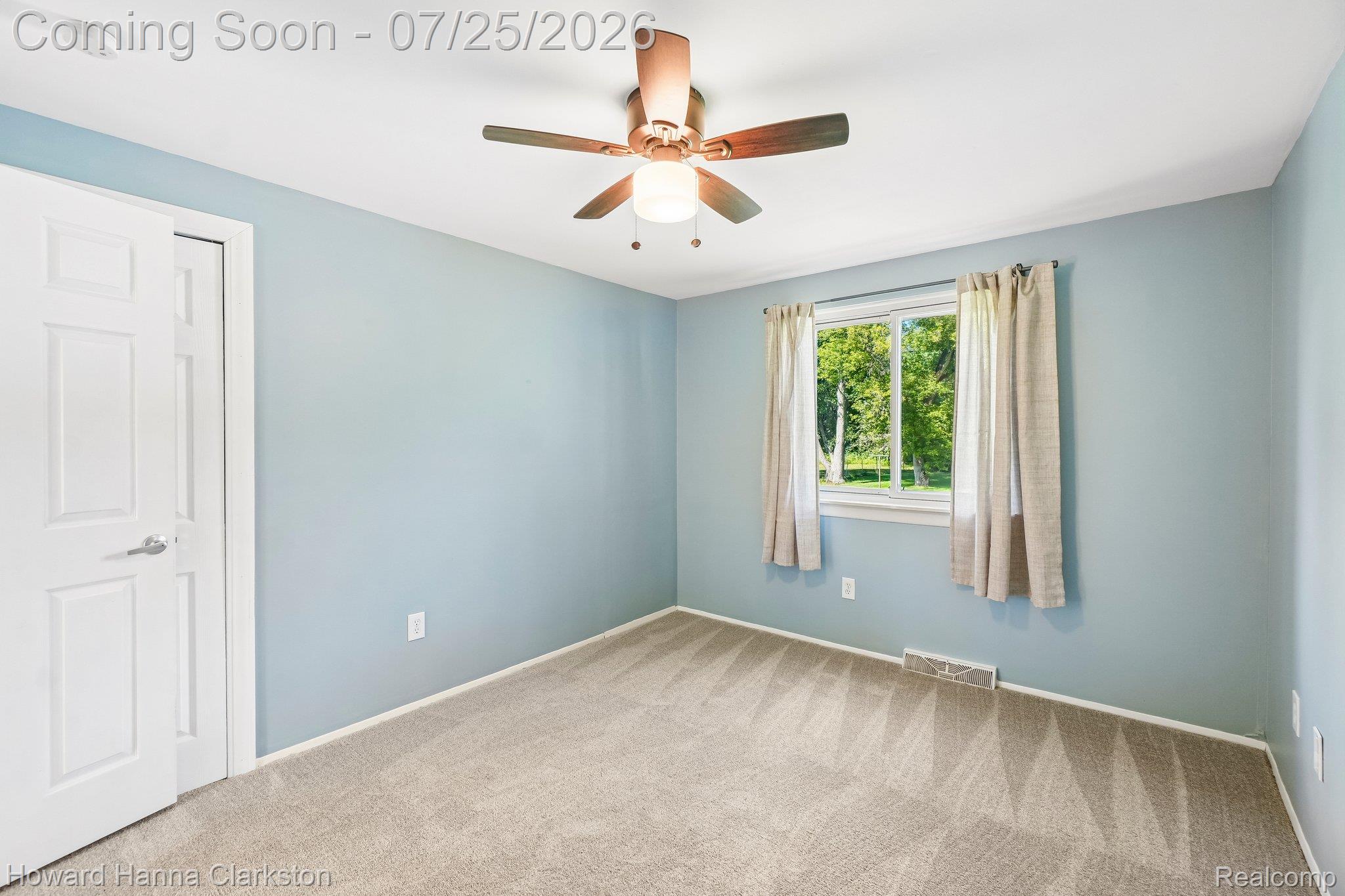 950 Beardon Road Lake Orion, MI 48362 - Photo 15 of 40 Primary bedroom on the upper level overlooking the backyard.