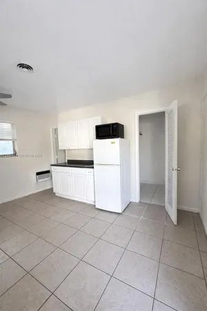 $1,100 | 2051 Northeast 25th Avenue, Unit 3, Pompano Beach, FL 33062