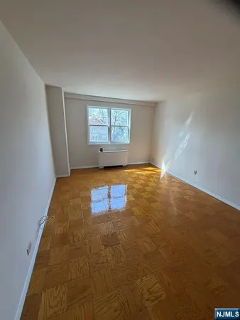 $2,000 | 39 East 39th Street, Unit 2L, Paterson, NJ 07514