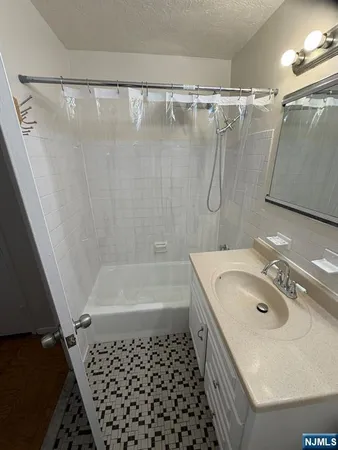 $2,000 | 39 East 39th Street, Unit 2L, Paterson, NJ 07514