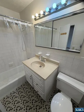 $2,000 | 39 East 39th Street, Unit 2L, Paterson, NJ 07514
